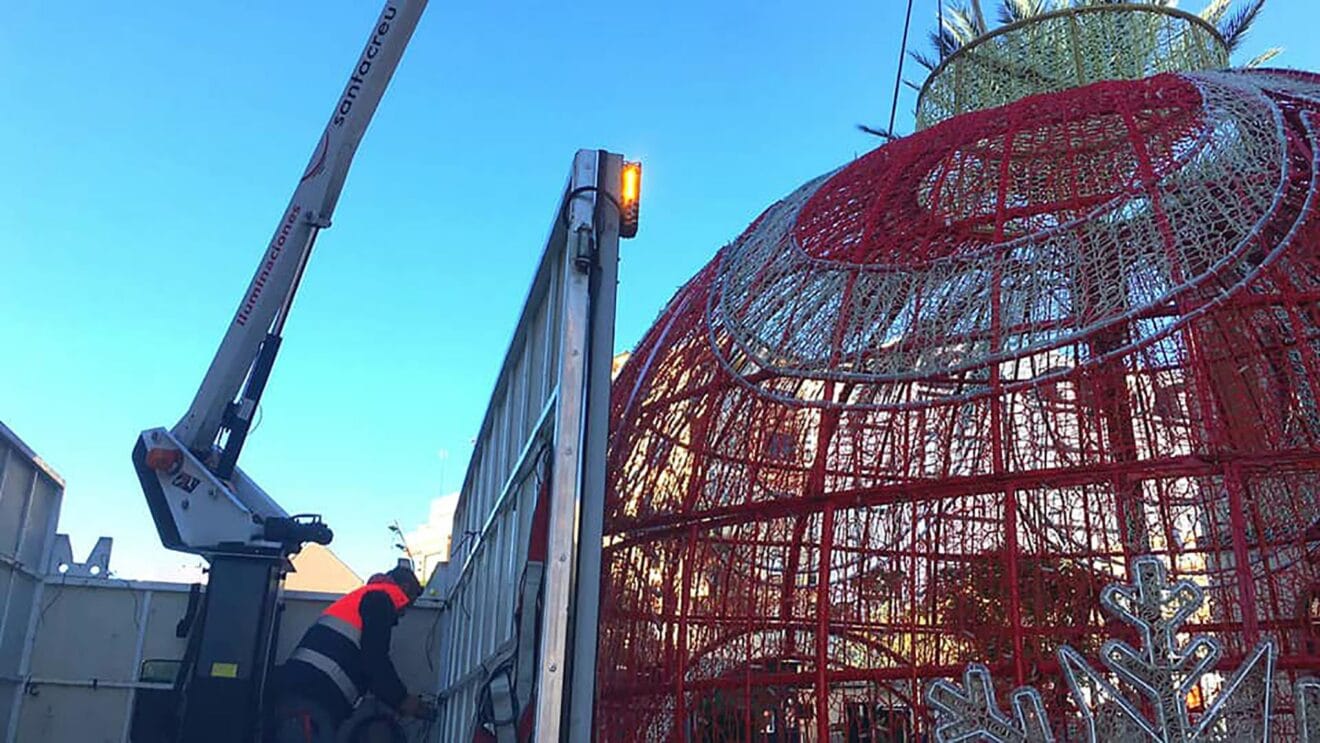 Instalación de parte del decorado navideño en calle La Vía