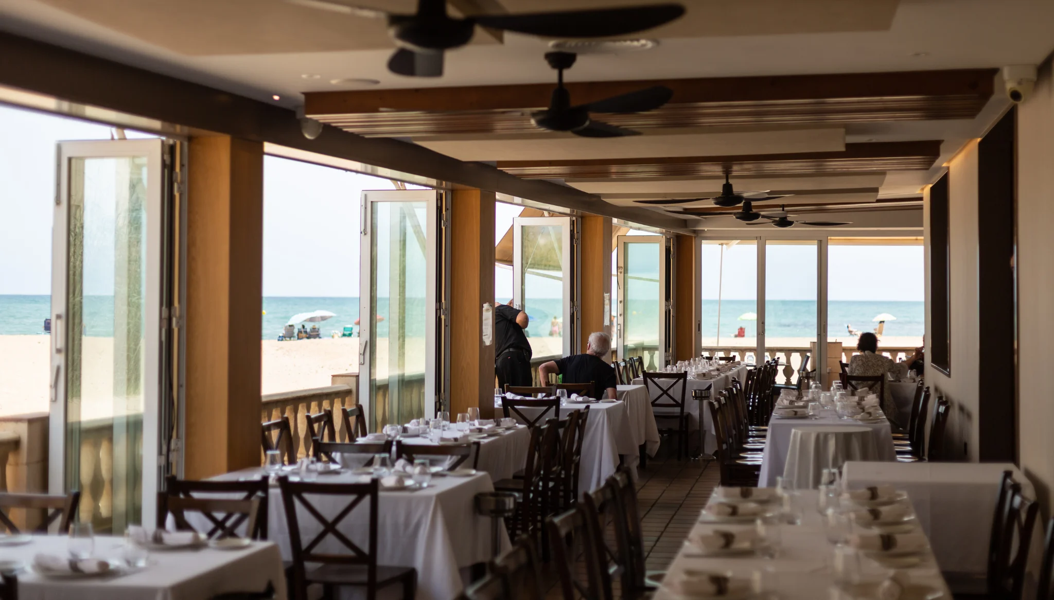 Interior del restaurante con vistas al mar