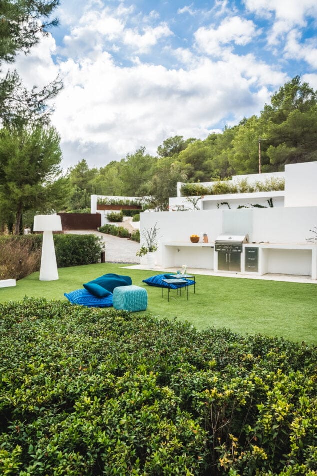 jardin con barbacoa quitec