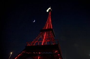 la torre eiffel de denia estrena iluminacion