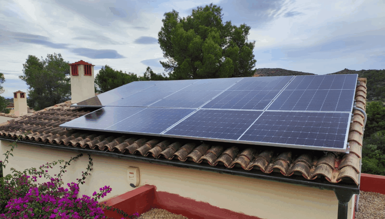 Las placas solares producen energía de manera limpia y continuada