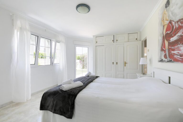 Luminoso dormitorio con armarios empotrados en Quality Rent