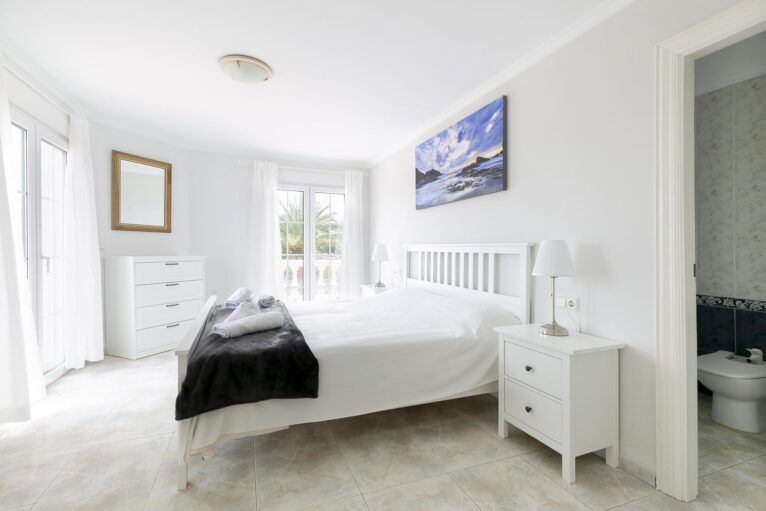 Luminoso dormitorio con baño - Quality Rent