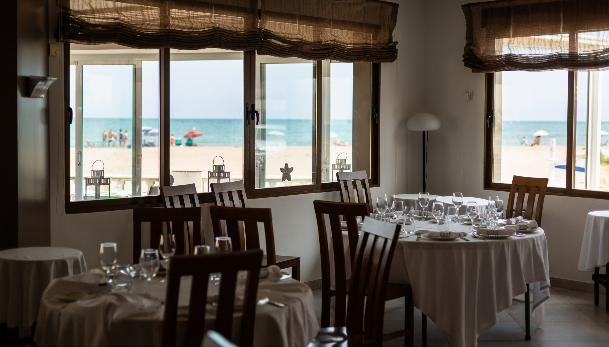 Mesas del restaurante con vistas al mar