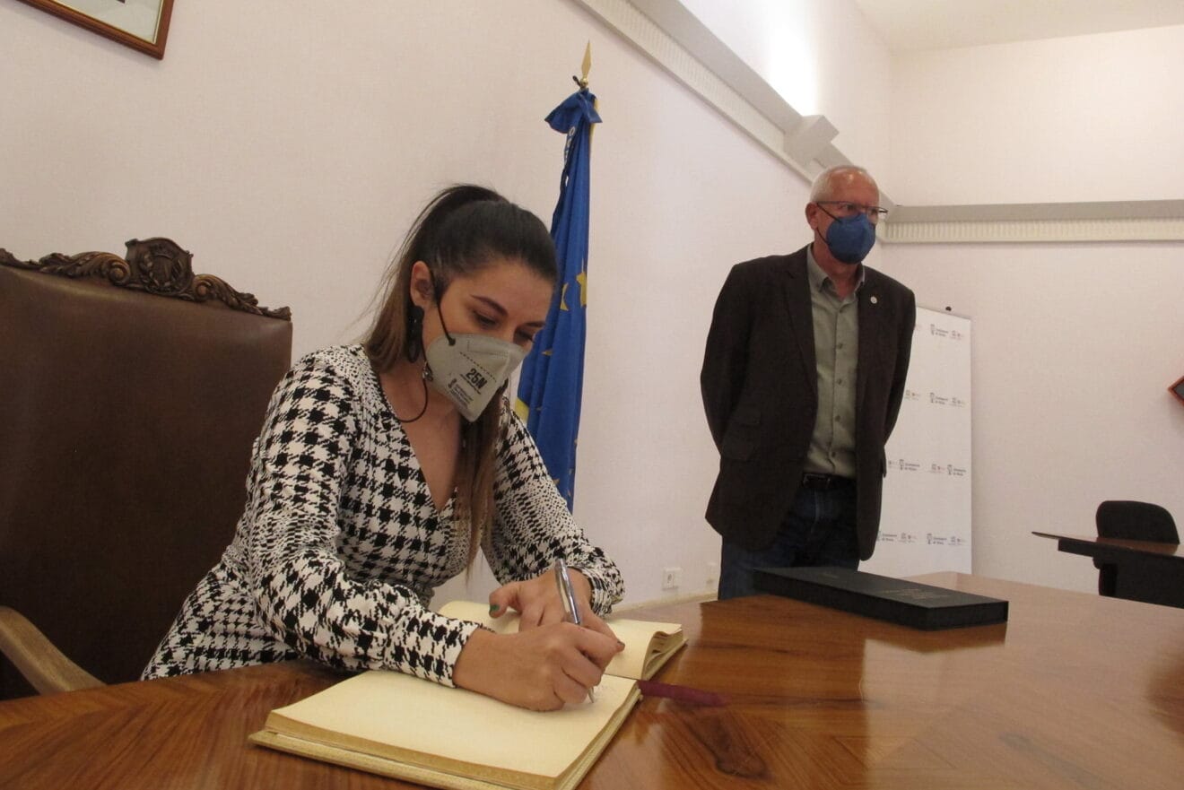 Mireia Mollà junto a Vicent Grimalt en la sala de plenos del Ayuntamiento de Dénia