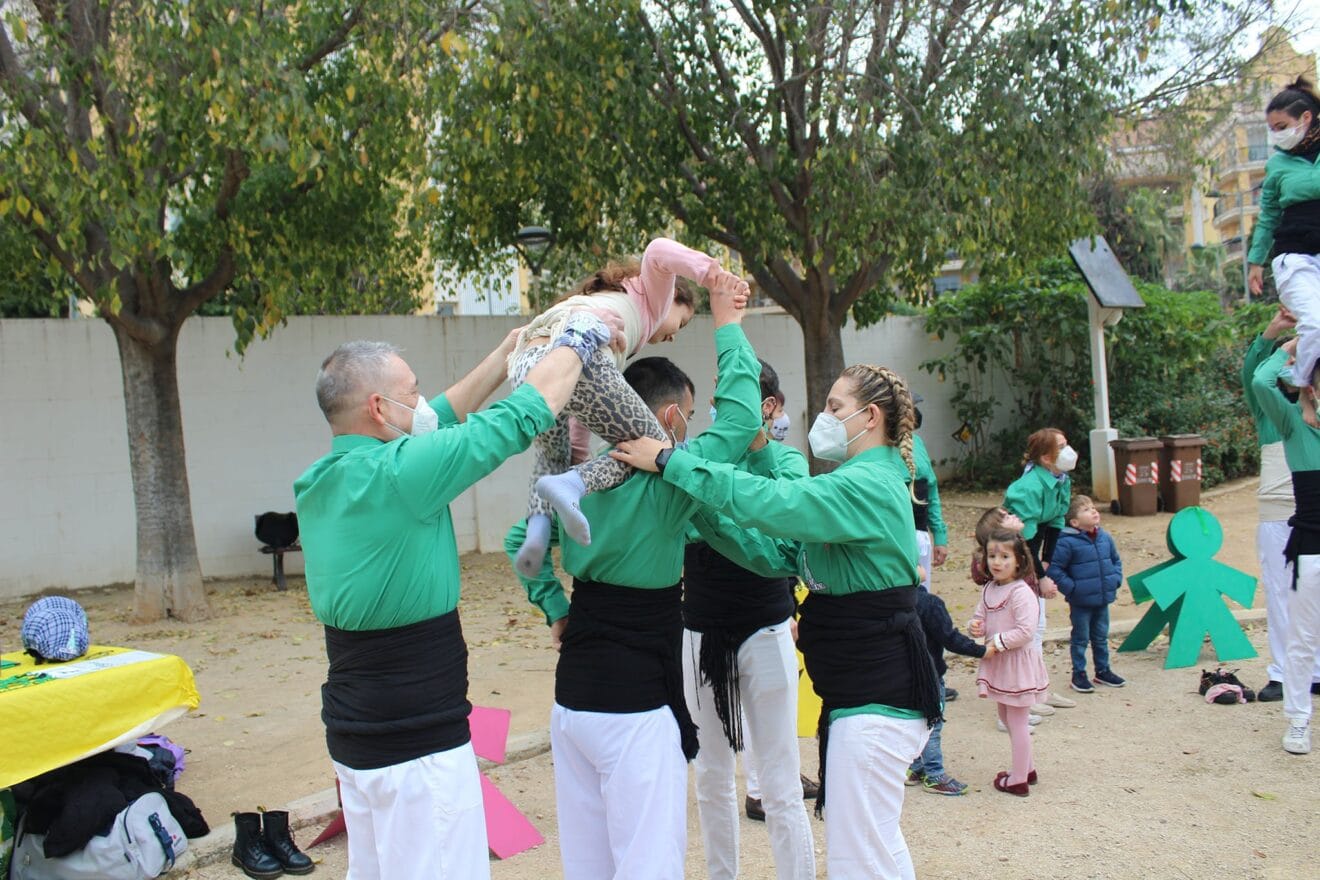 Niños practicando con la muixeranga