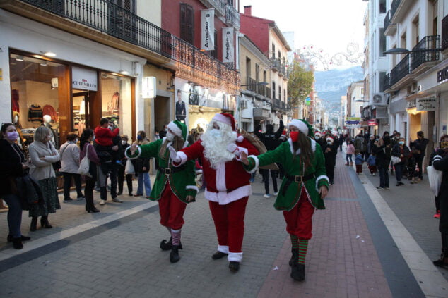 Imagen: Papá Noel recorre la calle Diana de Dénia