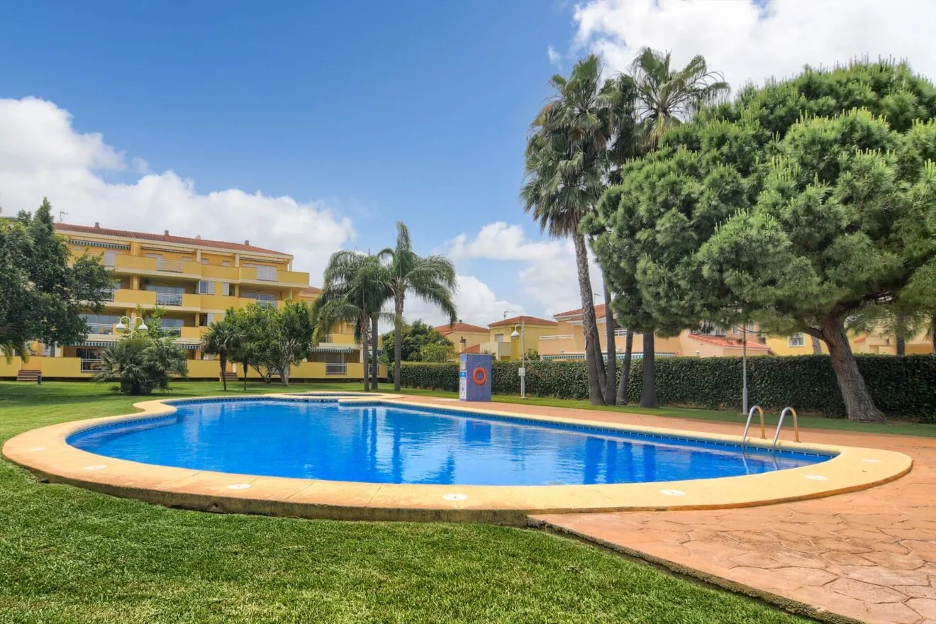 Piscina comunitaria de este apartamento disponible con Aguila Rent a Villa