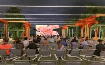 Plaza adaptada para acoger cine al aire libre