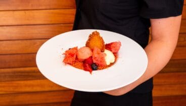 Postres originales con frutas frescas y helado