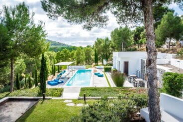 Preciosa zona exterior con piscina, chill out y comedor – Quitec