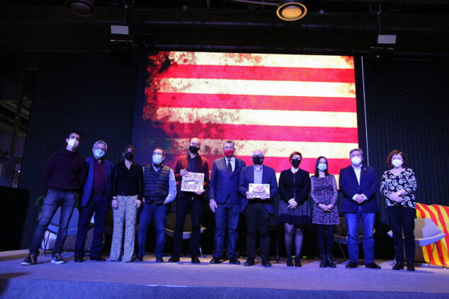 Imagen: Premiados junto a los organizadores y algunos invitados de los Premis de la Tardor
