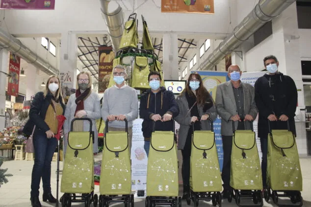 Dénia dedica el árbol solidario del Mercat Municipal a la asociación Cerebrum de personas afectadas por daño cerebral adquirido 2 Imagen: Presentación de la iniciativa con los diversos representantes que asistieron