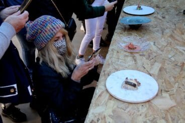 Público fotografiando los platos