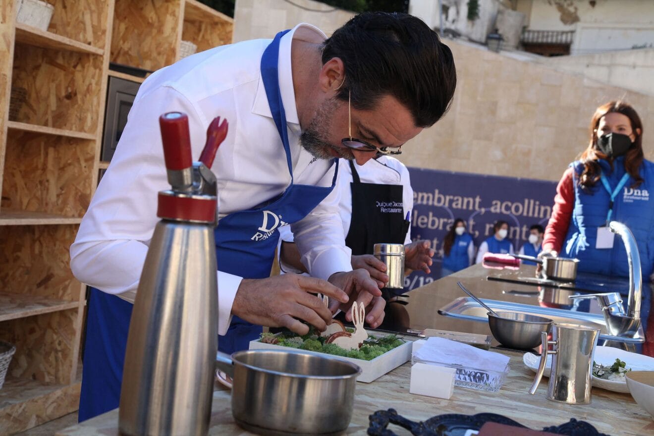 Quique Dacosta preparando su plato