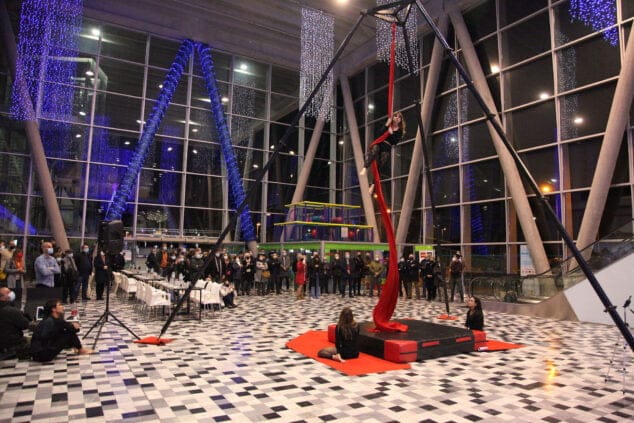 recepcion con las acrobacias aereas de tonyines de la marina