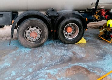 Ruedas del camión tras la intervención de los bomberos