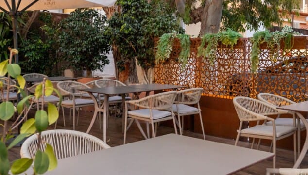 sabores tradicionales con el mar como telon de fondo en restaurant estanyo