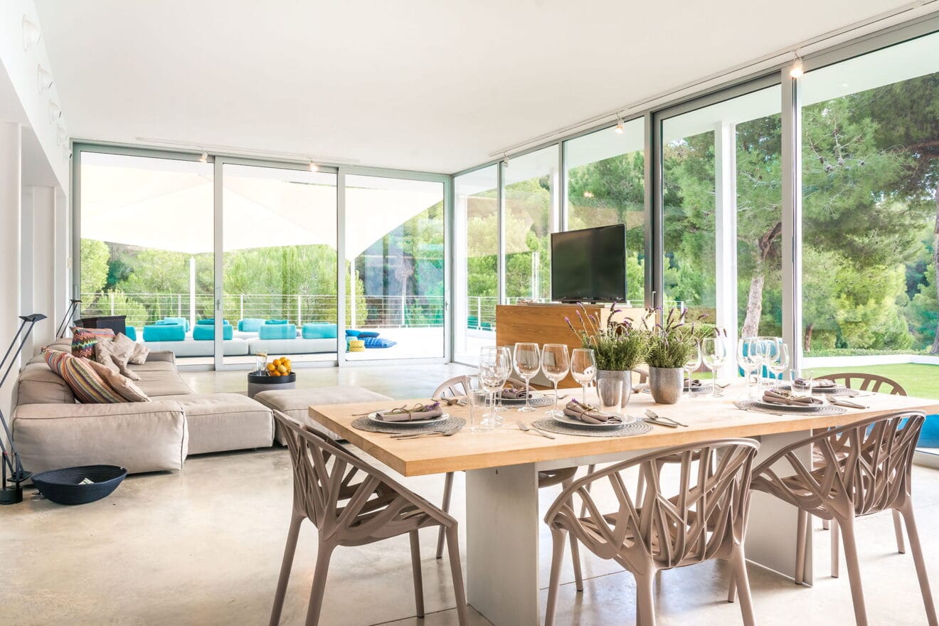 Salón-comedor con ventanales muy luminoso - Quitec