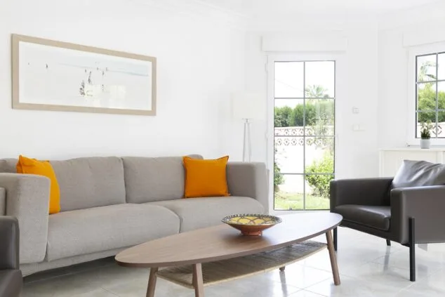 Disfruta de unas fantásticas vacaciones en Villa Coral de Dénia disponible en Quality Rent a Villa 2 salon de la casa vacacional quality rent