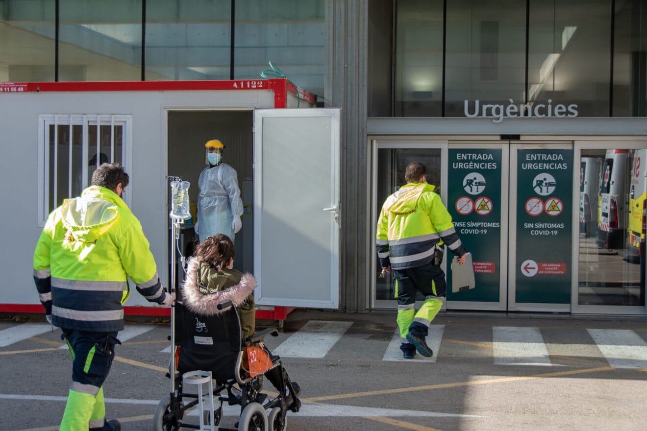 Sanitarios entrando con un paciente a Urgencias del Hospital de Dénia