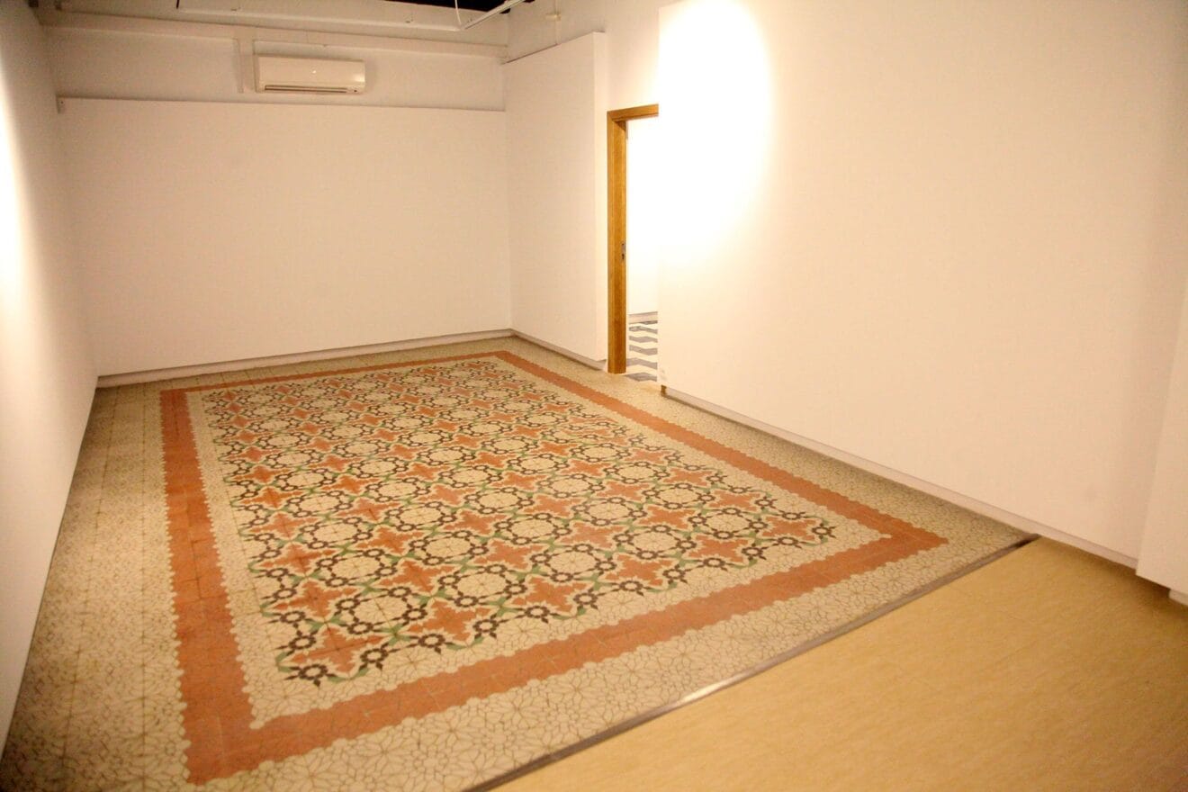 Suelo hidráulico conservado en una de las salas