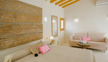 Suite de estilo boho con sofá