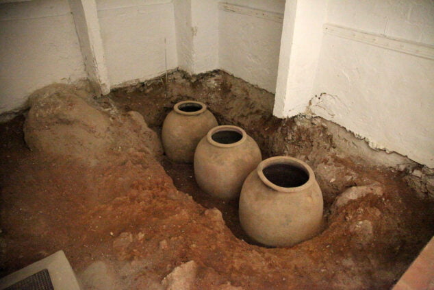 Imagen: Varias tinajas de vino que se conservan en lo que en su día fue la bodega