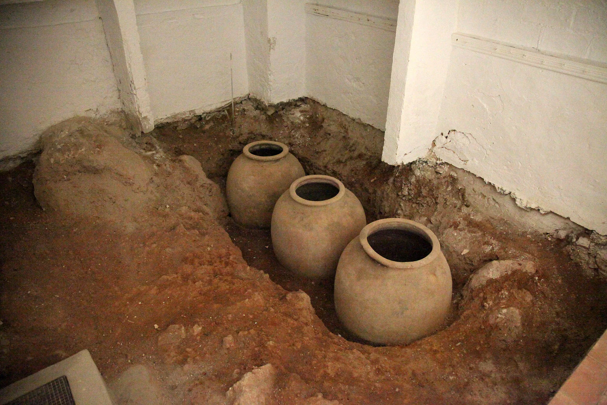 Varias tinajas de vino que se conservan en lo que en su día fue la bodega