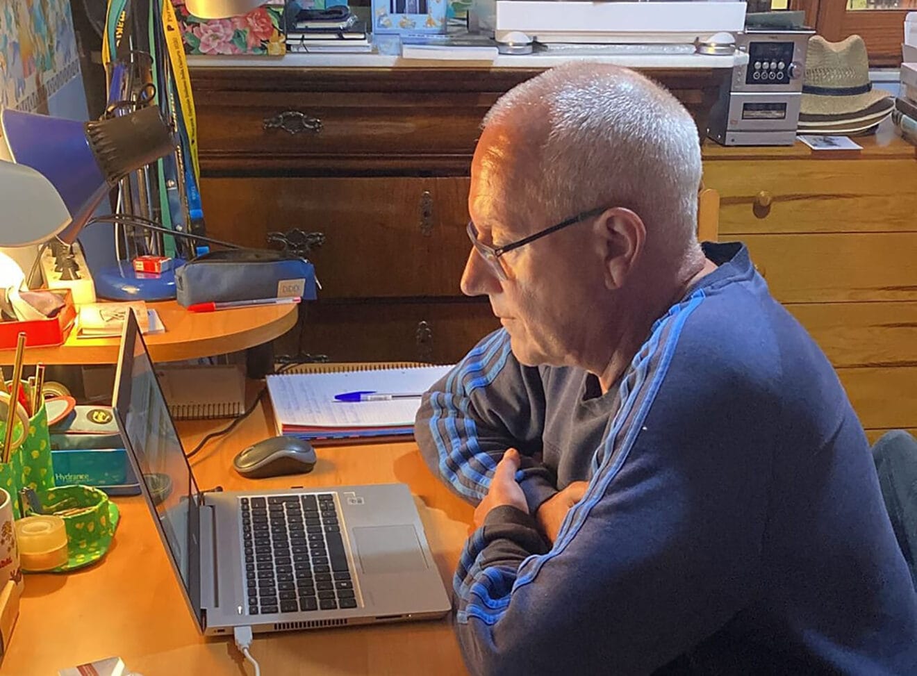 Vicent Grimalt trabajando de forma telemática tras dar positivo