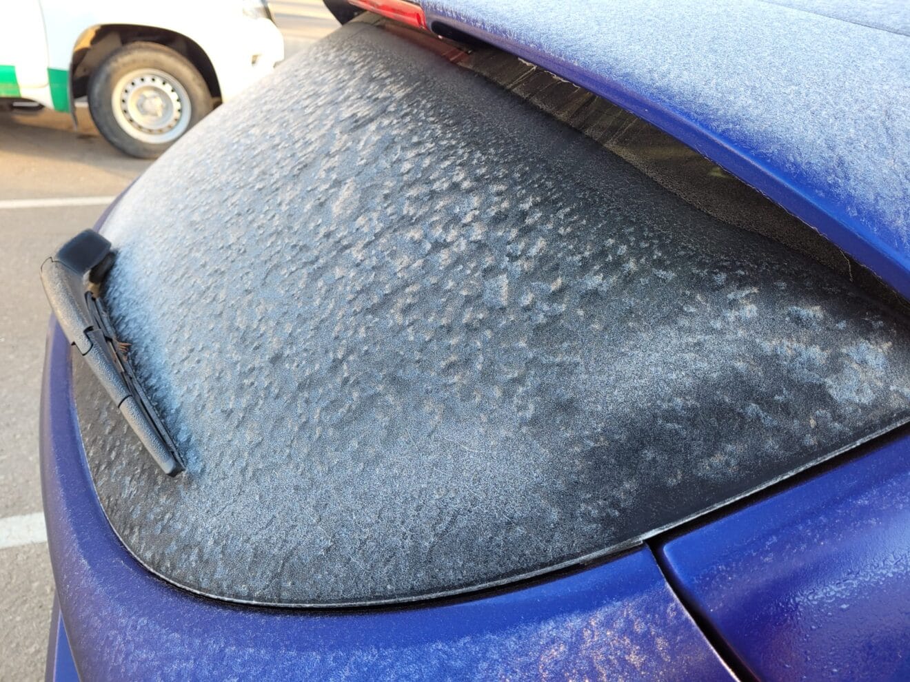 Capa de hielo sobre un vehículo estacionado