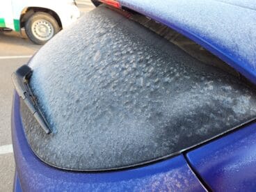 Capa de hielo sobre un vehículo estacionado
