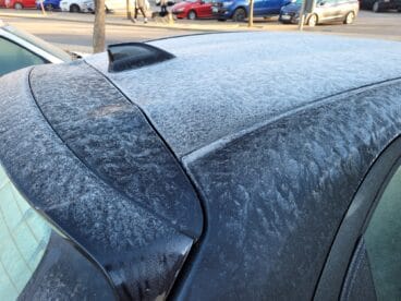 Vehículo estacionado con capa de hielo