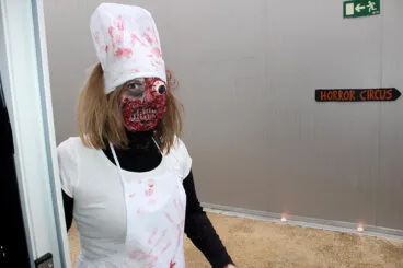 Actriz disfrazada en Halloween en Dénia