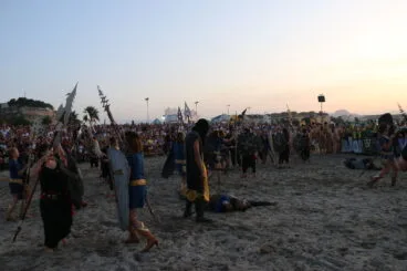 Ambos bandos batallan en Dénia durante los Moros y Cristianos