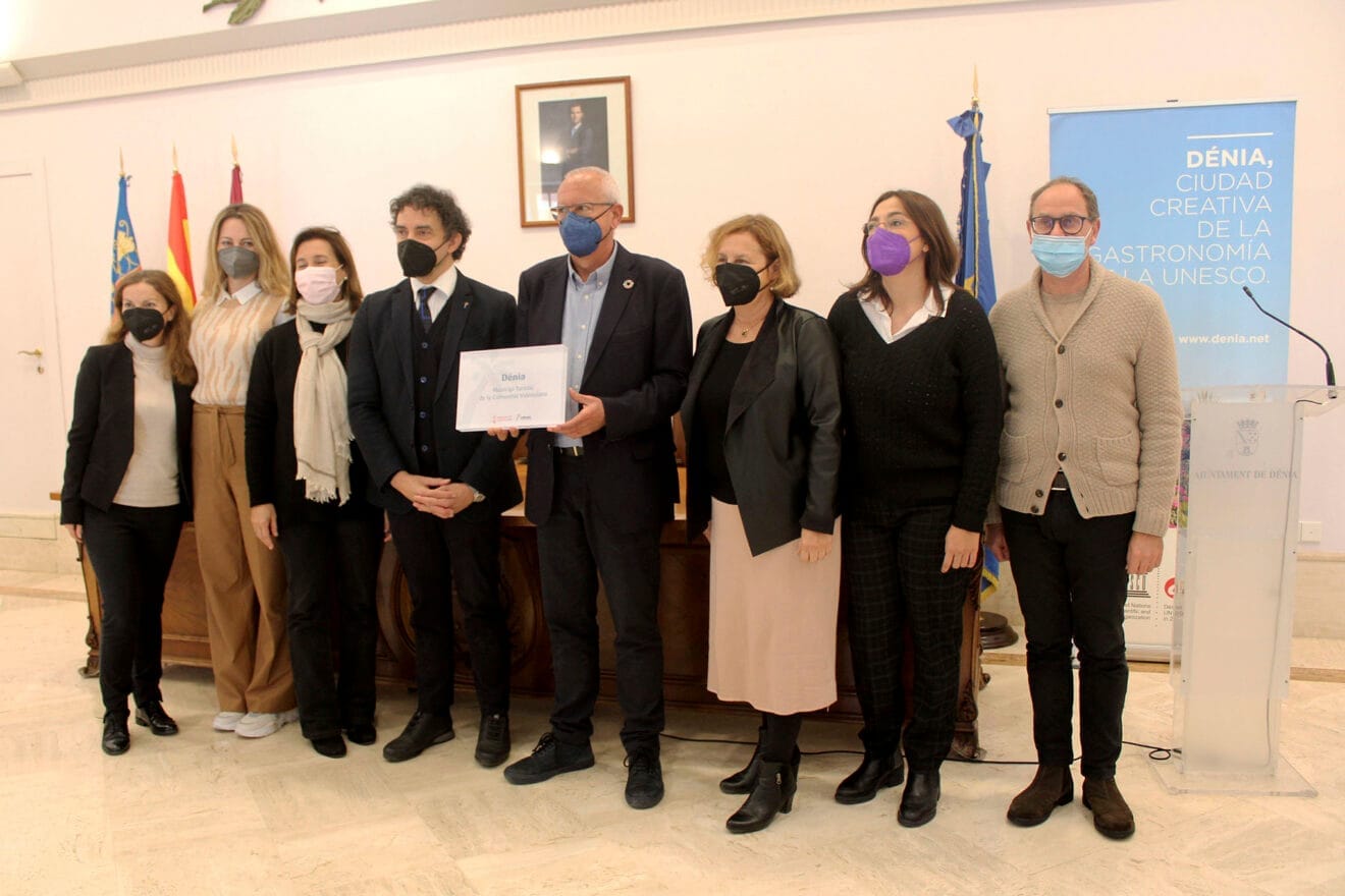 Asistentes al acto de entrega del distintivo de Municipio Turístico de la Comunitat Valenciana a Dénia