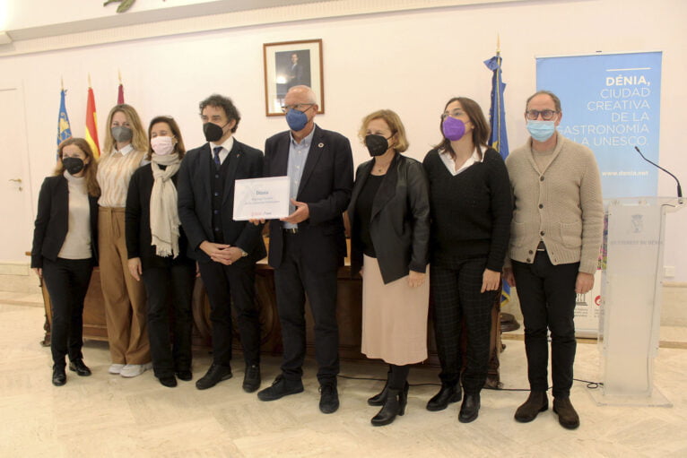 Asistentes al acto de entrega del distintivo de Municipio Turístico de la Comunitat Valenciana a Dénia