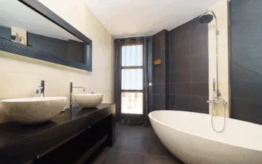 Baño con bañera en Villa Daru dunya de Aguila Rent a Villa