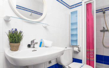 Baño con ducha en Estudio Els Molins de Dénia, disponible con Aguila Rent a Villa