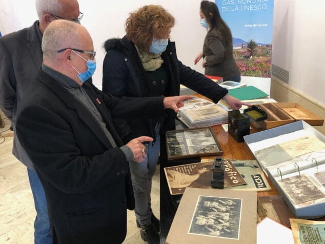 Las 2.000 fotos para recorrer la historia de Dénia del siglo XIX a los 70 del XX 3 Imagen: Bernat Cardona explica su donación a la archivera, Rosa Seser