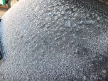 Hielo en la luna de un vehículo