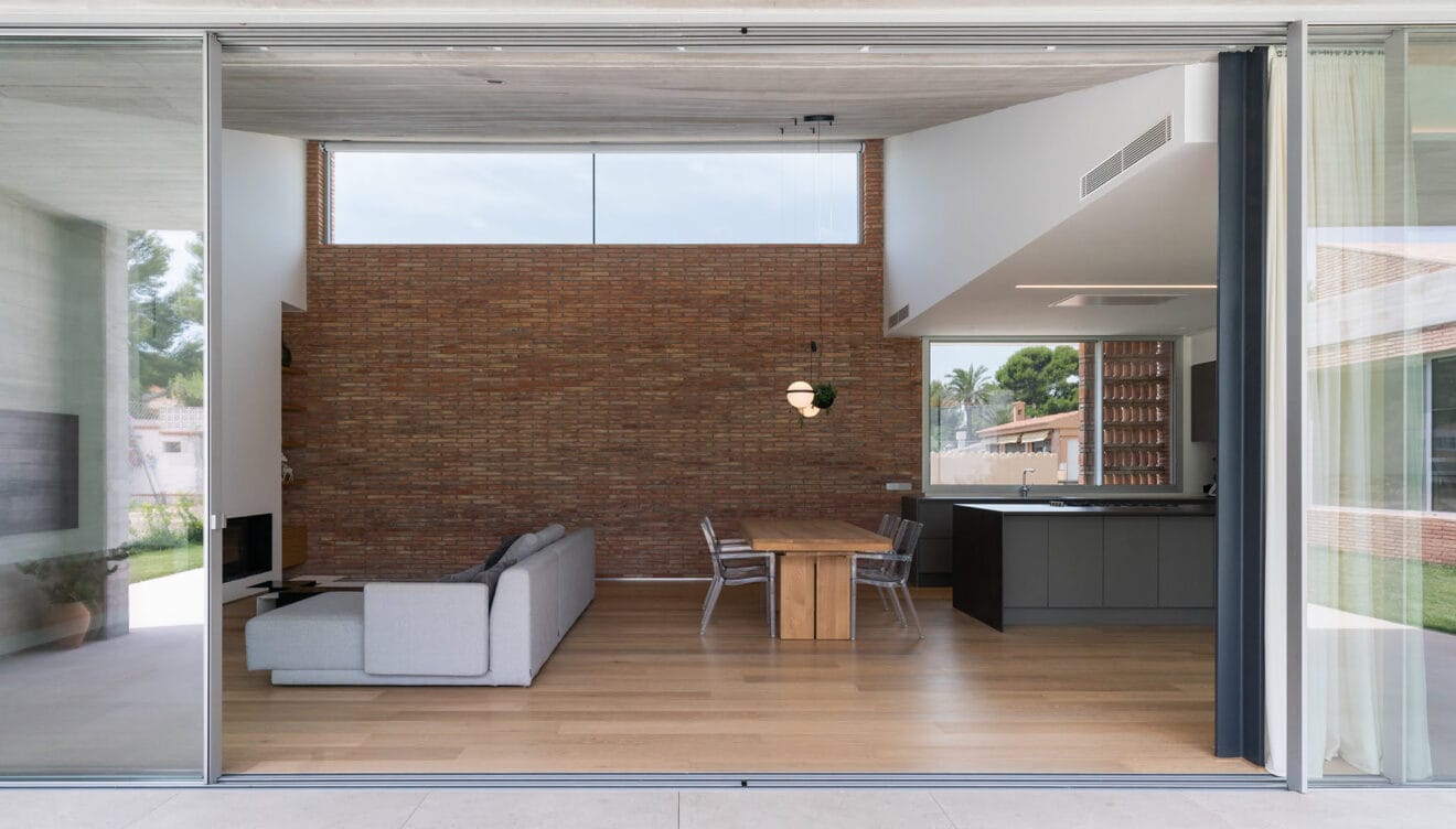 Cocina abierta al salón-comedor de Casa Prunes - QB arquitectos