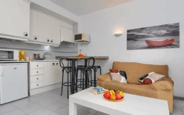 Cocina abierta al salón del Estudio Els Molins en Dénia con Aguila Rent a Villa