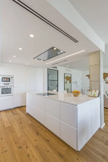 Cocina con isla de Casa Ona – QB arquitectos