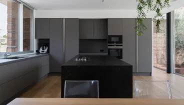 Diseño de cocina en negro de QB arquitectos