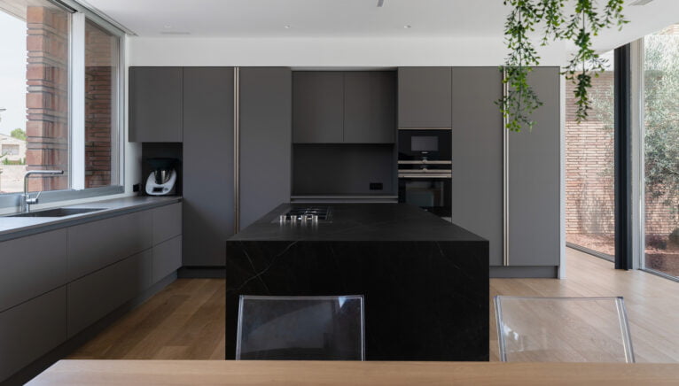 Diseño de cocina en negro de QB arquitectos