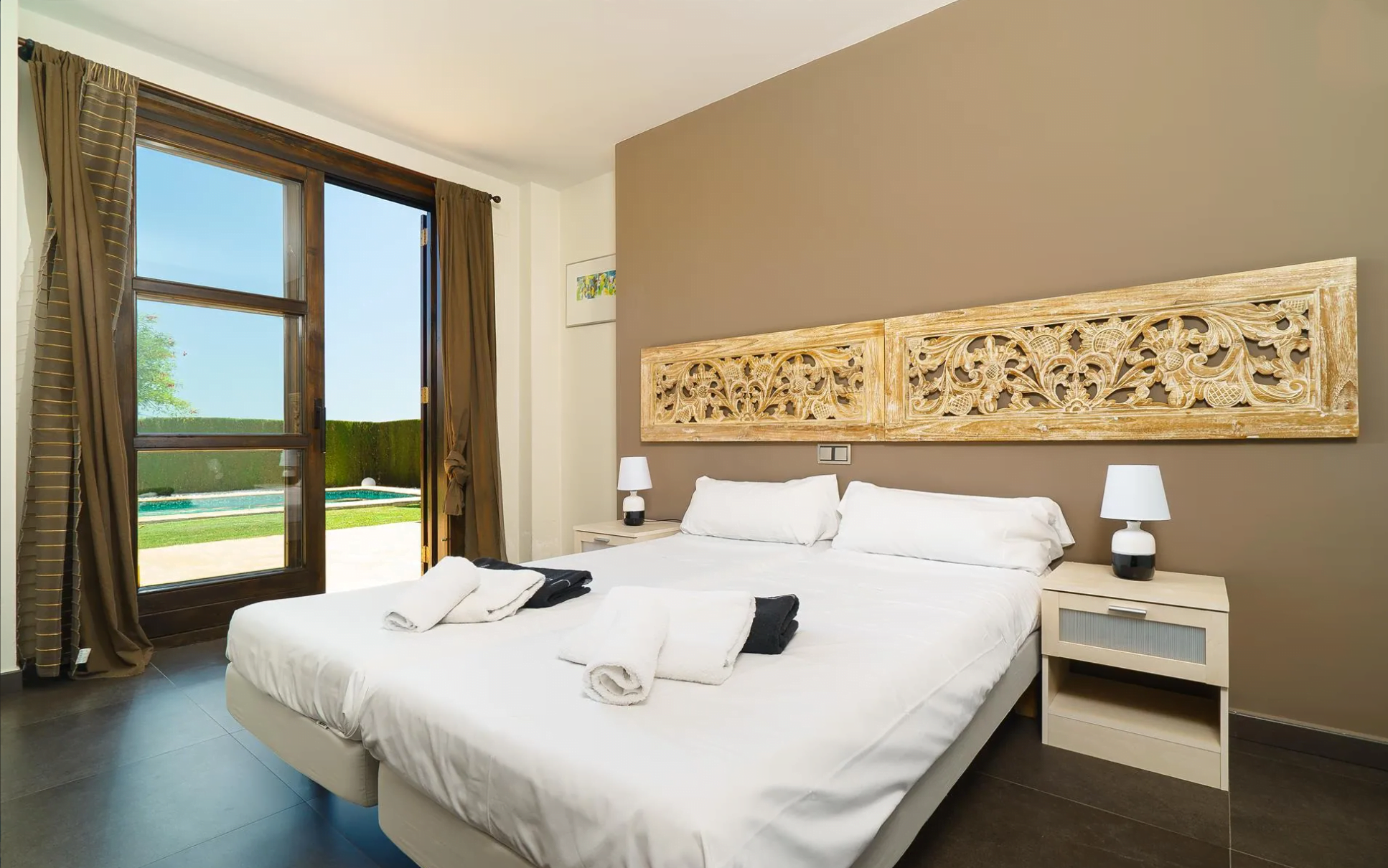 Dormitorio doble con salida al jardín en Villa Daru dunya – Aguila Rent a Villa
