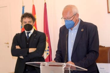 El alcalde de Dénia durante el acto de entrega del distintivo al municipio