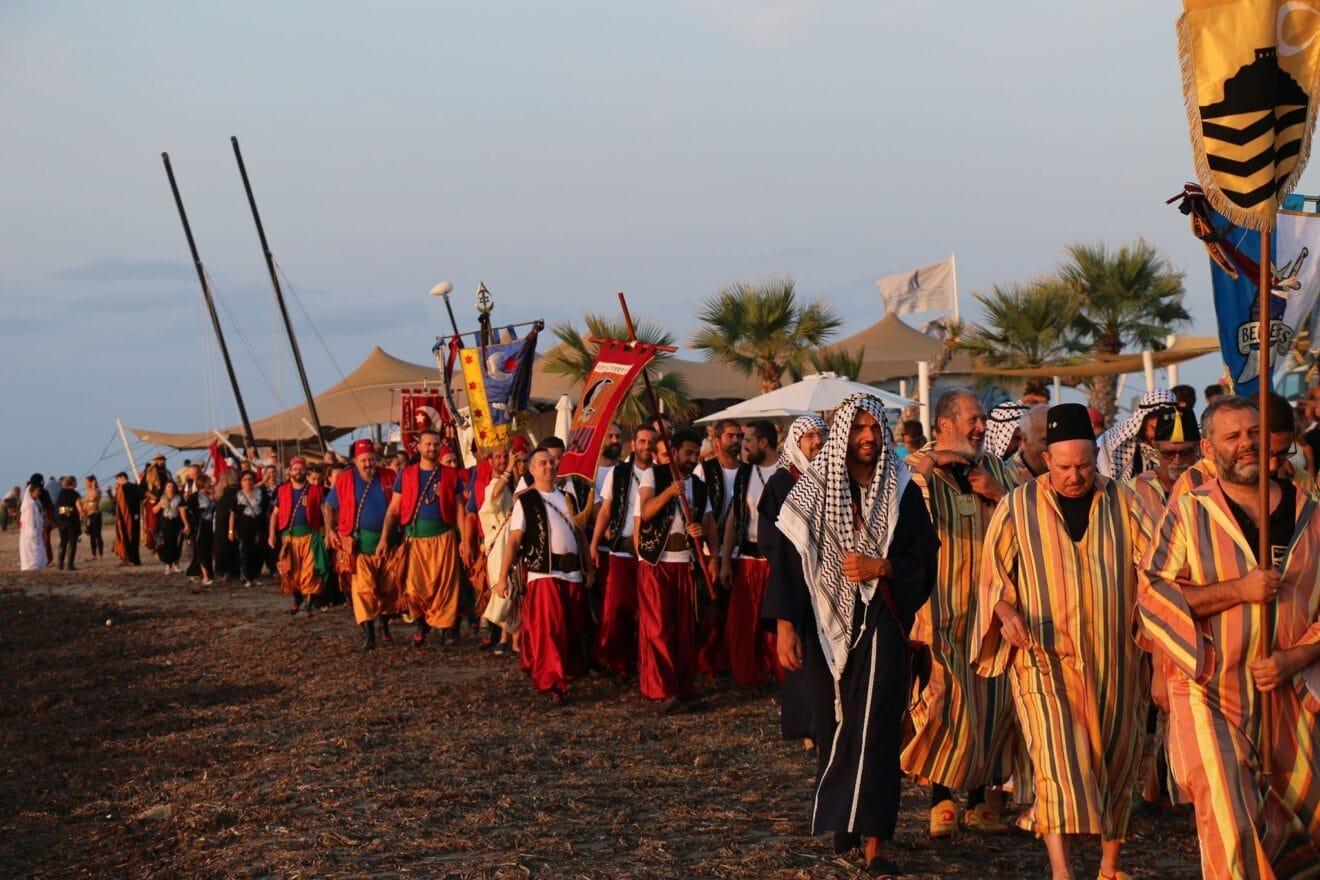 El bando moro llega a la playa de Dénia tras el desembarco de 2019