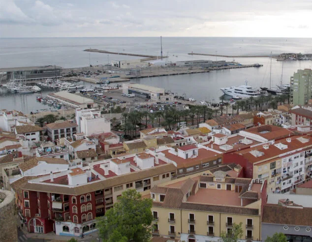 Imagen: El puerto de Dénia, desde el Castillo, en 2021